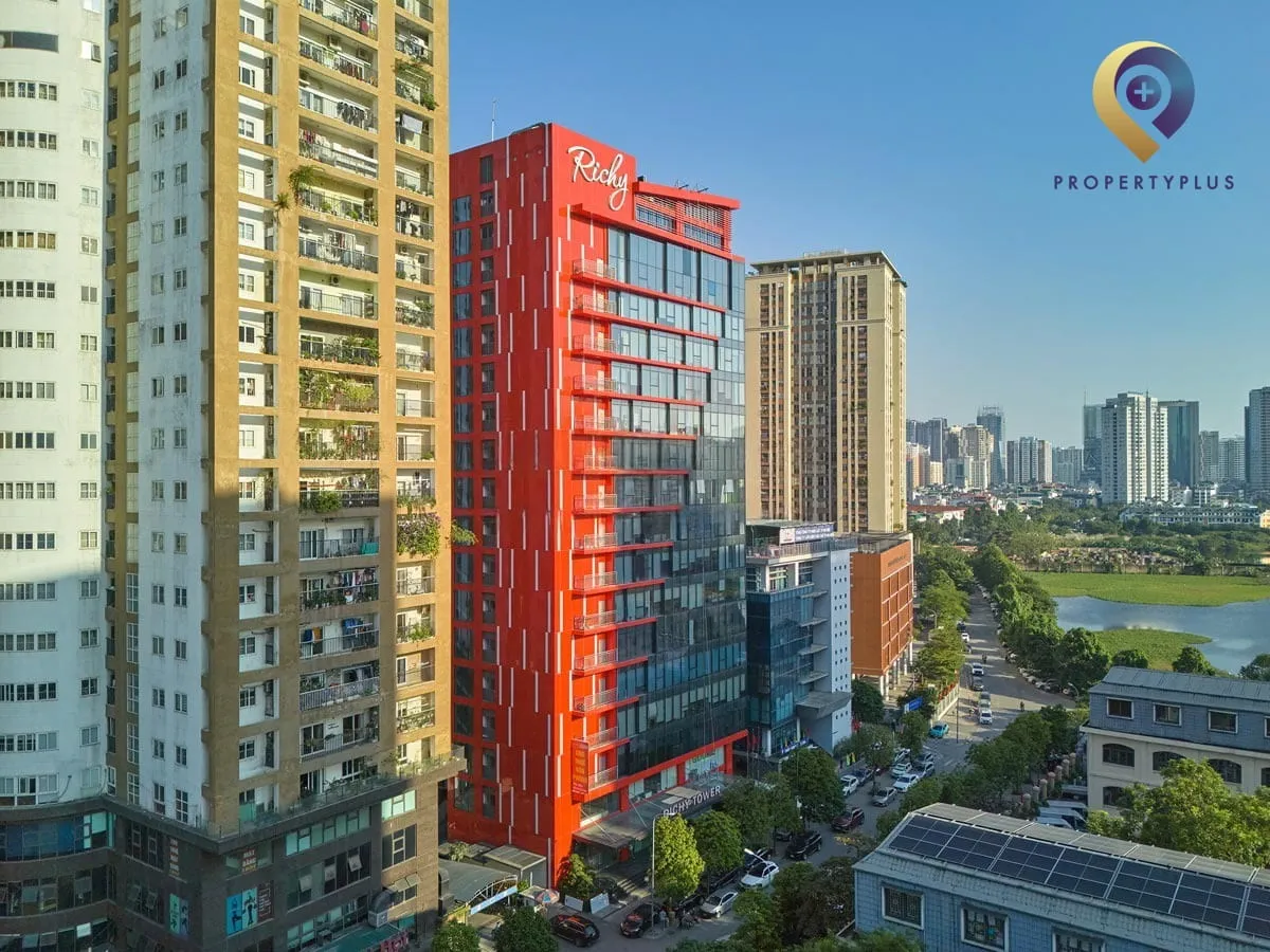 Toàn cảnh tòa nhà Richy Tower nổi bật với thiết kế hiện đại tại quận Cầu Giấy, Hà Nội.